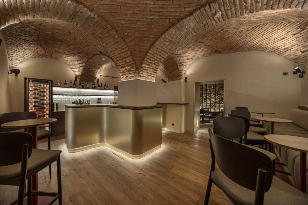 Fotografie vinárny designového butikového hotelu v Praze. Design v přírodních tónech