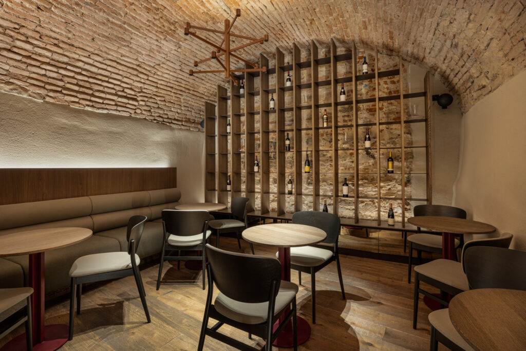 Fotografie vinárny designového butikového hotelu v Praze. Design v přírodních tónech