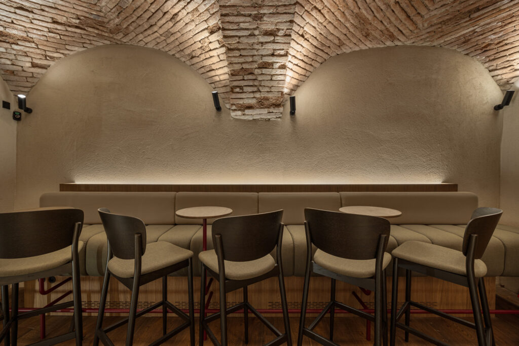 Fotografie vinárny designového butikového hotelu v Praze. Design v přírodních tónech