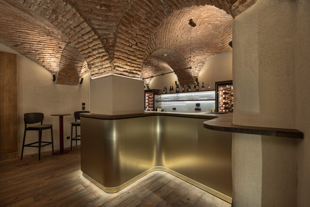 Fotografie vinárny designového butikového hotelu v Praze. Design v přírodních tónech
